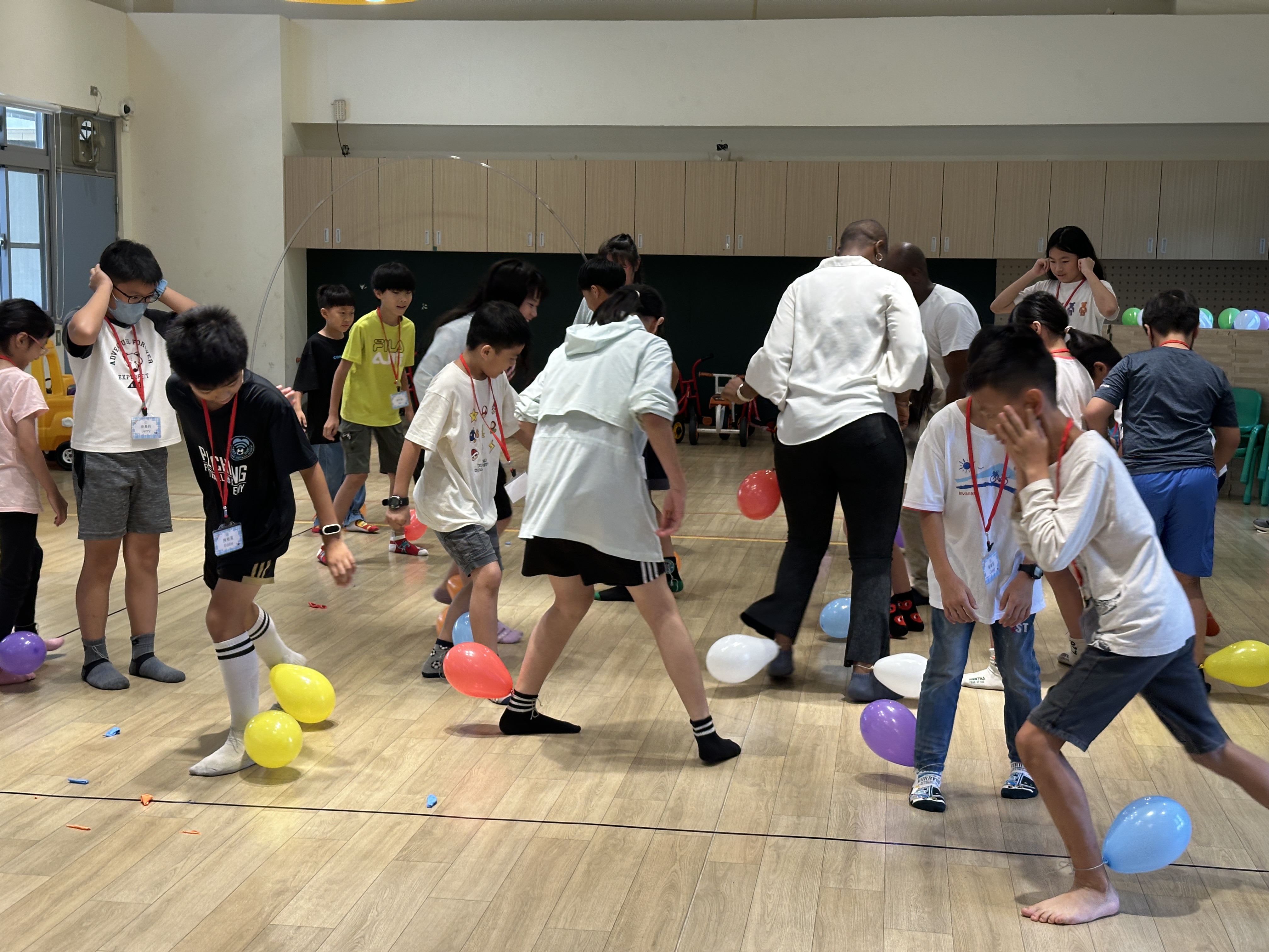 說明：學生及老師進行踩汽球遊戲