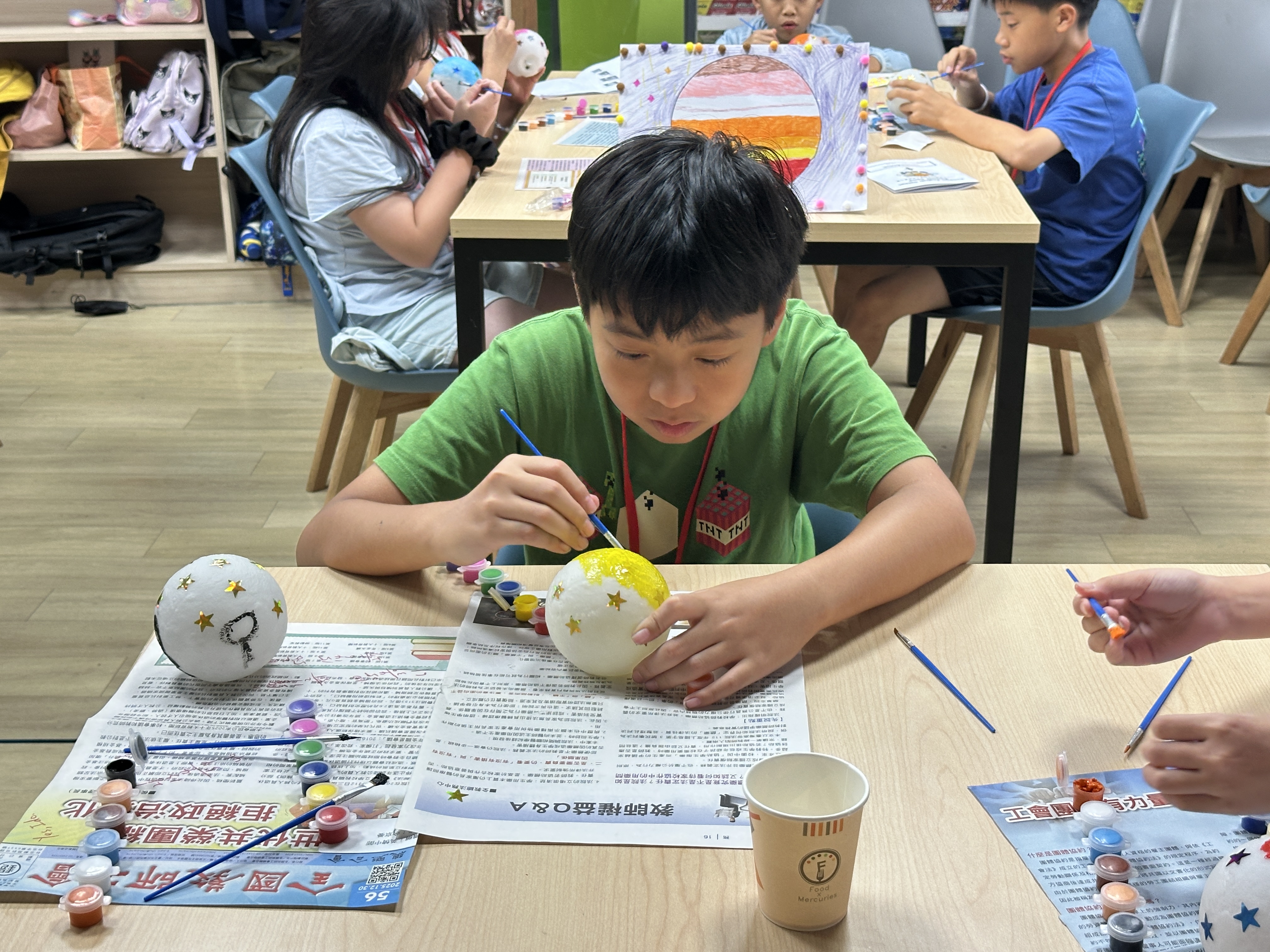 說明：學生彩繪自己的月球燈飾