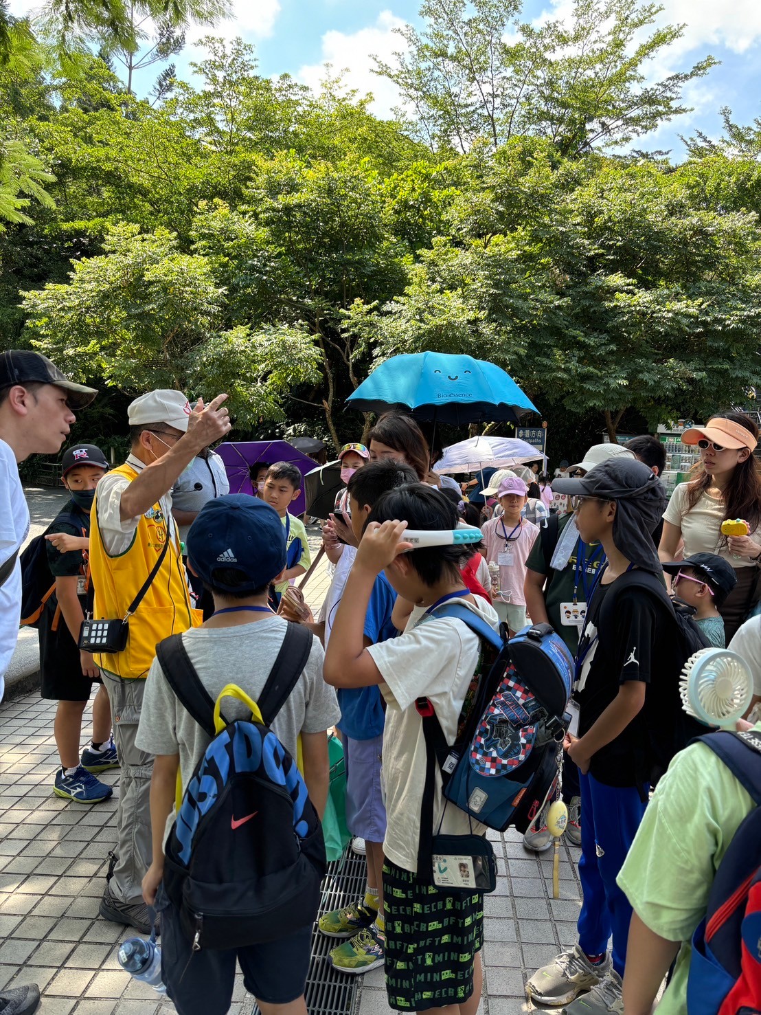 說明：說明：第二梯 – 校外教學動物園，大家聚精會神聽導覽老師講解！