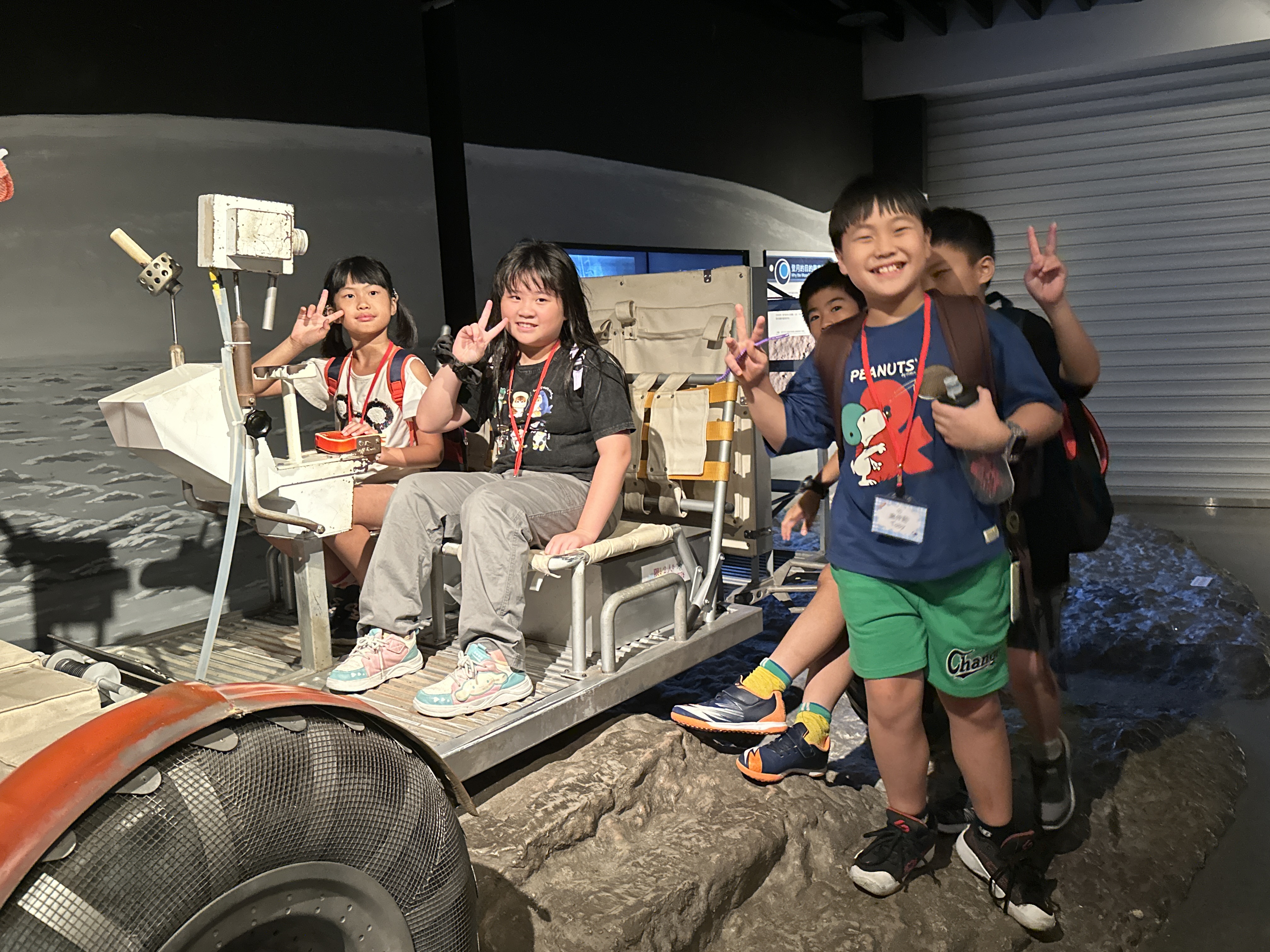 說明：學生校外教學乘坐太空探測器